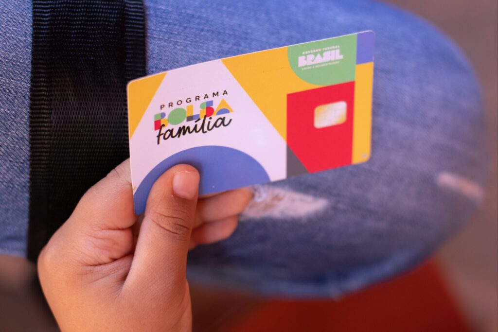 Mesmo possuindo um registro de aproximadamente 20 milhões de beneficiários em todo o Brasil, o programa de transferência de renda Bolsa Família segue regras rigorosas, levando os órgãos competentes a conduzirem um verdadeiro pente fino em relação as informações repassadas pelos grupos familiares. Saiba, a seguir, mais detalhes sobre a visita inesperada do CRAS aos domicílios.