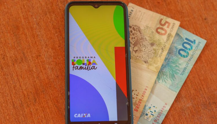 O início dos depósitos referentes aos repasses de benefícios do programa Bolsa Família já começou nesta segunda-feira (18). Os beneficiários já podem conferir o valor do auxílio a partir de R$ 600, além de possíveis adicionais, dependendo da composição familiar, pelo aplicativo do Caixa Tem. Mas você sabia que existe uma hora exata na qual o auxílio é transferido para a sua conta? Saiba mais detalhes, a seguir.