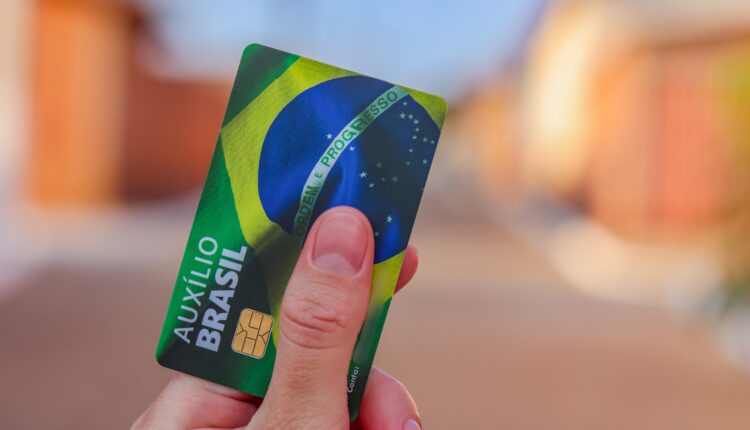 O vazamento de informações pessoais de beneficiários do extinto programa Auxílio Brasil durante o período das eleições presidenciais teve suas primeiras consequências, e pode resultar em um pagamento de R$ 15 mil para cada pessoa afetada, totalizando uma indenização estimada em R$ 56 bilhões. Continue a leitura, a seguir, para entender quem terá direito aos valores e o que diz a Caixa.