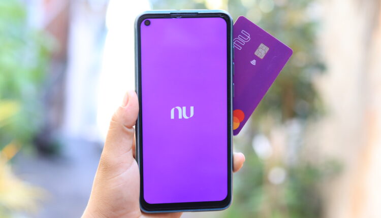 O banco digital Nubank mantém sua liderança na revolução bancária digital, oferecendo uma ampla variedade de serviços, incluindo o popular sistema de pagamento instantâneo conhecido como Pix. A modalidade se tornou uma ferramenta indispensável para a transferência rápida e eficaz de valores, simplificando as transações financeiras para os clientes, no entanto, a fintech emitiu um alerta sobre o recurso, recentemente. Saiba mais detalhes, a seguir.