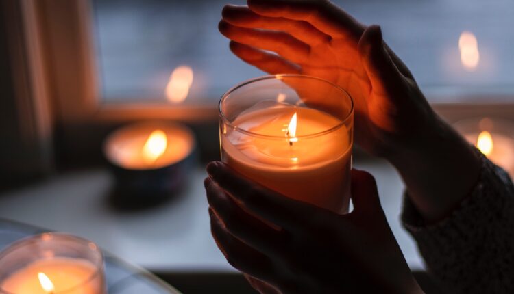 Precisando de DINHEIRO EXTRA Esta é a cor de vela para setembro