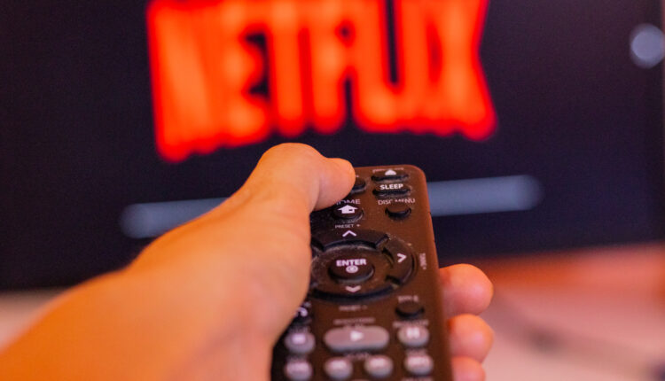 Em anúncio oficial, a maior plataforma de streaming da América Latina anunciou o encerramento de um atrativo recurso da Netflix após 25 anos de muito sucesso e causou grande frustração nos clientes mais fiéis à opção existente dentro do app. Continue a leitura, logo a seguir, e entenda o motivo que levou o CEO do streaming a aposentar a amada ferramenta.