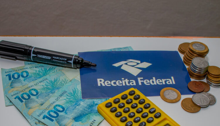 Neste ano, a Receita Federal recebeu mais de 43,3 milhões de declarações, resultando em um valor total de restituição de R$ 12 bilhões. O último lote de pagamentos referentes à restituição do Imposto de Renda 2023, inclusive, está em andamento nesta sexta-feira (29). Mas e se o contribuinte não recebeu na data prevista, o que fazer? Confira mais detalhes, a seguir.