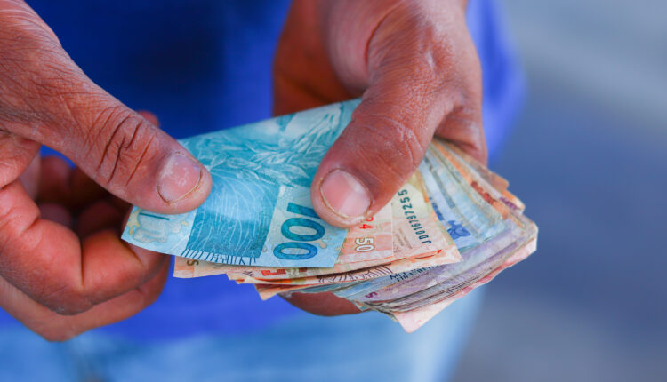 Recentemente, o governo federal divulgou a proposta orçamentária para o ano de 2024, que inclui um aumento significativo no salário mínimo. Este ajuste elevará o valor do piso para mais de R$ 1.400 a partir de 1º de janeiro de 2024. Continue a leitura, a seguir, para compreender como feito cálculo para o novo valor e quais as possíveis consequências para as empresas e a economia em geral.