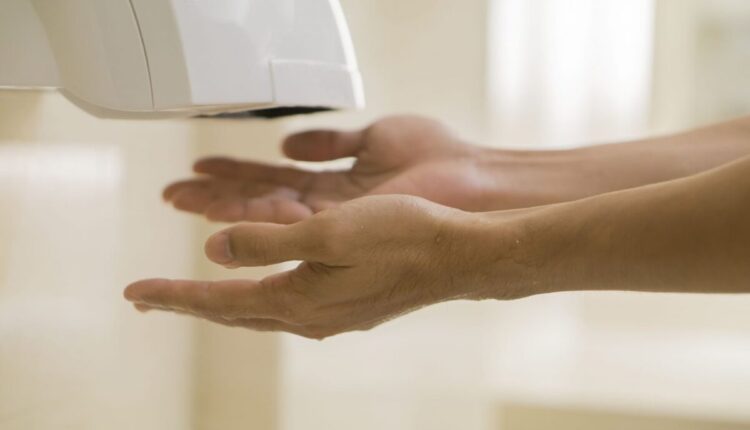 Quem costuma ir aos banheiros de shopping certamente ja se deparou com o famoso secador de mãos elétrico. Criado com a intenção de ser uma alternativa mais sustentável, o aparelho, no entanto, passou a ter sua eficácia posta à prova há algum tempo, principalmente após estudos recentes alertarem sobre preocupações significativas quanto ao uso deste utensílio. Continue a leitura e saiba os quatro motivos para nunca mais secar suas mãos com este dispositivo.