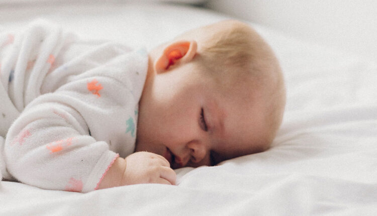 Bebê que escuta Mozart sente menos dores, afirma estudo
