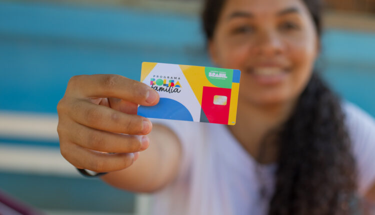 Uma redução de R$ 108 nas parcelas do programa de transferência de renda Bolsa Família deve ser percebida para algumas famílias no mês de setembro. Para os desatentos, a notícia gerou preocupação e muitos questionamentos sobre o real motivo para um repasse inferior para este mês. Continue a leitura, logo abaixo, e saiba o que, de fato, aconteceu.