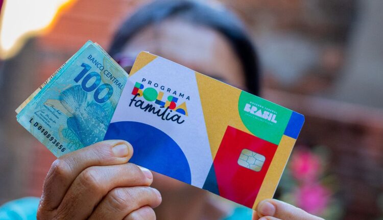 Veja a lista completa de quem receberá R$ 1.420,00 através da Caixa.