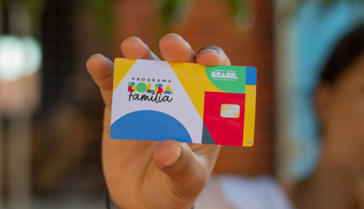 Após uma autorização do Supremo Tribunal Federal (STF) que permitia a concessão de empréstimos consignados para beneficiários de programas sociais, incluindo o Bolsa Família, o governo federal anunciou sua intenção de vetar essa medida. Continue a leitura, logo abaixo, e entenda o que está por trás do provável veto e o que deve acontecer com quem já havia contratado o crédito pessoal.