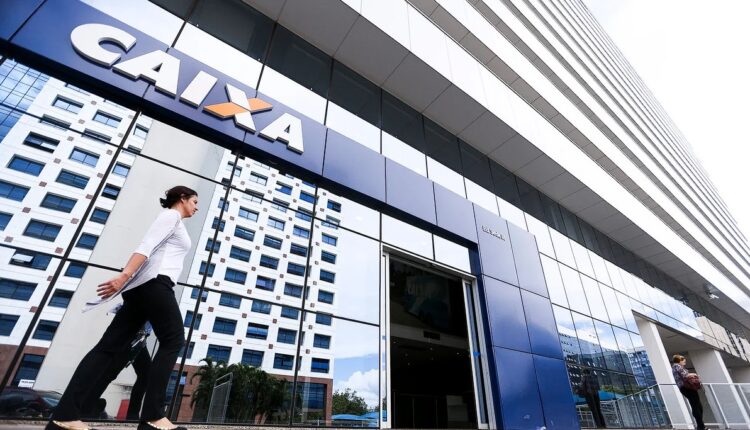 Segundo anunciou, recentemente, a presidente da Caixa Econômica Federal, Rita Serrano, a instituição financeira deve retomar o Microcrédito Caixa Repasse, uma linha de crédito especialmente direcionada para entidades operadoras. Continue a leitura, logo abaixo, para saber mais informações sobre a volta da modalidade de linha de crédito da Caixa.