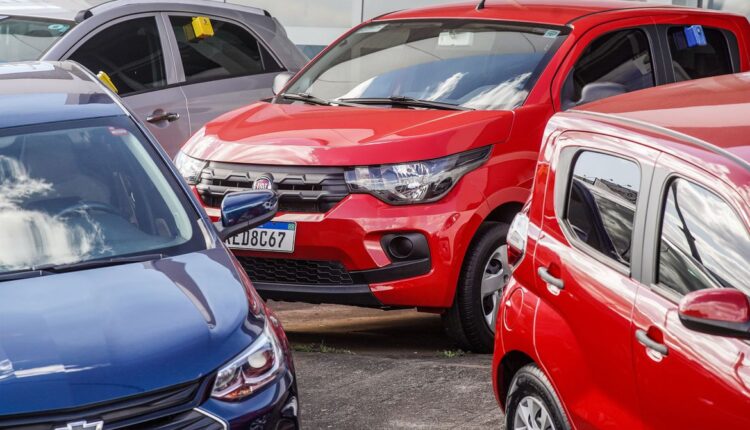 Com o recente aumento nos preços dos combustíveis, como a gasolina, é provável que o etanol siga a mesma tendência de alta. Diante disso, muitos motoristas estão buscando carros mais econômicos como uma estratégia para reduzir impactos inevitáveis em seus respectivos bolsos. Sendo assim, é fundamental estar bem informado sobre os carros flex mais eficientes disponíveis no mercado brasileiro. Confira o top 10 desta categoria, a seguir.