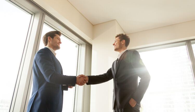 Após alguns anos de profissão ou trabalhando na mesma empresa por um longo período, é natural que o profissional pense em um aumento, um modo de buscar a valorização do seu trabalho. Mas você saberia como falar sobre um eventual aumento salarial seu chefe? Continue a leitura, a seguir, e saiba o que deve ser considerado antes de pedir uma subida de salário.