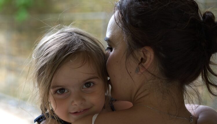 Mulher, que deu à luz a gêmeos, em 1968, mas que havia sido proibida de cuidar de seus filhos por seus próprios pais, consegue anular registro civil anterior e confirmar oficialmente sua maternidade perante à justiça, após mais de meio século de espera e angústia. Continue a leitura, a seguir, e saiba mais detalhes sobre a emocionante história.