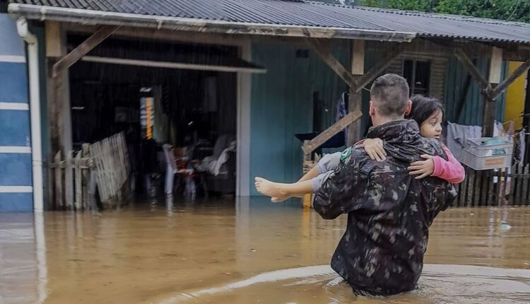 Após fortes chuvas e a passagem de um ciclone por várias cidades da região Sul do país terem deixado um rastro de prejuízos e destruição, há revisões de novas tempestades e mais um fenômeno extratropical para esta semana em regiões gaúchas e catarinenses. Continue a leitura para saber quais cidades poderão ser atingidas pelo mau tempo.
