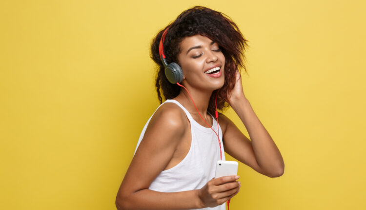 O poder da música em nossas vidas é algo digno de estudos. Ela tem essa capacidade mágica de nos transportar para outro lugar, evocar memórias e até mesmo refletir partes de quem somos. Se enquanto lia, você lembrou daquela sua playlist favorita que você não consegue parar de ouvir, saiba que ela pode estar dizendo muito mais sobre você do que você imagina. Continue a leitura, a seguir, para saber mais detalhes sobre uma recente pesquisa que mostra a relação do que você ouve com a sua personalidade.