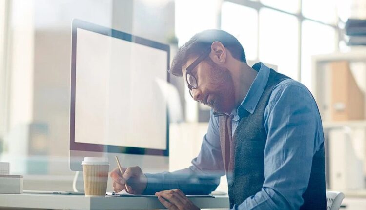 Em uma sociedade diversificada, o mercado de trabalho acompanha tal característica oferecendo um amplo leque de profissões, cada uma atendendo a necessidades específicas com base nas capacidades e habilidades dos trabalhadores. O que poucos podem ter conhecimento é que certas profissões podem proporcionar remunerações consideravelmente altas e, o que é melhor, em um curto espaço de tempo. Continue a leitura para conhecer 7 profissões que estão exatamente neste seleto grupo.