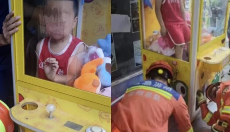 Se você tem filhos pequenos ou tem boa memória, certamente sabe o quão especial a máquina de bichos de pelúcia é para uma criança. No entanto, certos pequeninos levam a emoção um pouco mais a sério e resolvem viver a experiência entre ursinhos de forma muito mais intensa, como foi o caso de uma criança chinesa, resgatada por bombeiros ao ficar presa na parte de dentro da máquina. Continue lendo, a seguir, e saiba, em detalhes, como foi o desfecho da inusitada situação.
