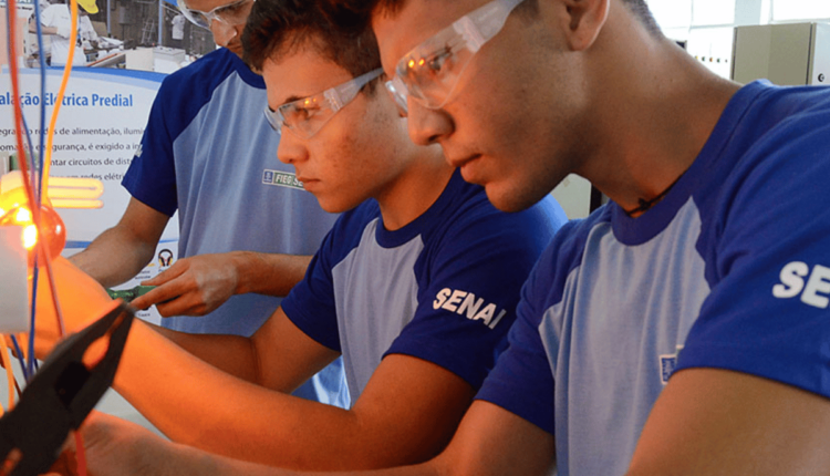 Para aqueles que sempre quiseram se especializar em determinada área profissional ou buscar novos conhecimentos para competir no mercado de trabalho atual, as bolsas de estudo podem dar um ânimo a mais para seguir com força total nos seus estudos. E com este intuito em mente, o SENAI abriu aproximadamente 5 mil vagas para cursos profissionalizantes e técnicos em todo o país. Saiba mais detalhes, logo abaixo.