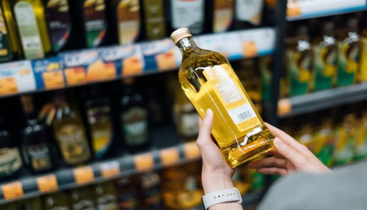 Com a alta nos preços de muitos produtos anteriormente consumidos com frequência pelos brasileiros é comum que se procure alternativas mais baratas simplesmente trocando de marca de determinado produto. No entanto, especificamente no caso do azeite de oliva genuíno e de qualidade, todo o cuidado é pouco para evitar cair em armadilhas que não apenas farão você pagar mais por um azeite de qualidade inferior, como até mesmo um item totalmente adulterado. Continue a leitura, a seguir, e saiba as dicas para identificar um azeite