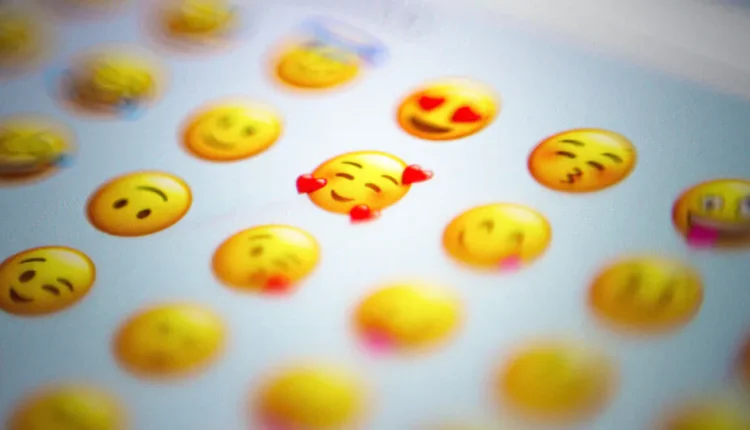 Quais os riscos de mandar emojis no trabalho? Entenda a situação