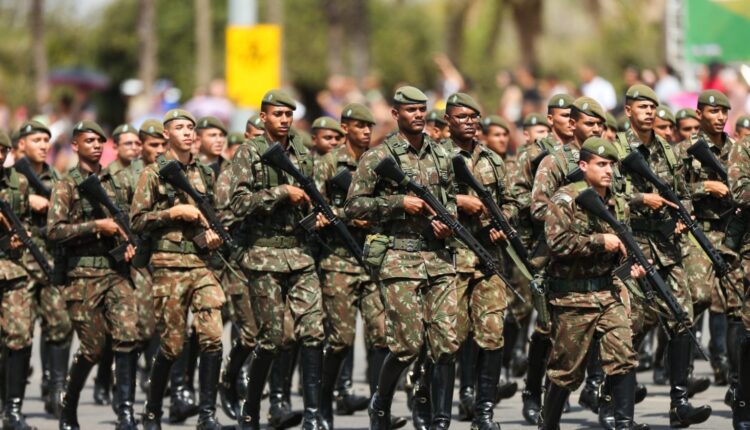O Exército brasileiro anunciou, recentemente, que deve mobilizar um contingente de 17 mil militares em celebração aos desfiles de 7 de Setembro, que ocorrerão na próxima quinta-feira (7). O evento comemorativo do Dia da Independência do Brasil contará com quatro eixos temáticos, pela primeira vez, e está previsto para começar às 9 horas da manhã. Continue a leitura e saiba mais detalhes sobre o feriado nacional.