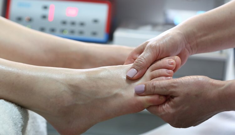 Cuidado com seus pés! Sinais de diabetes aparecem neles.