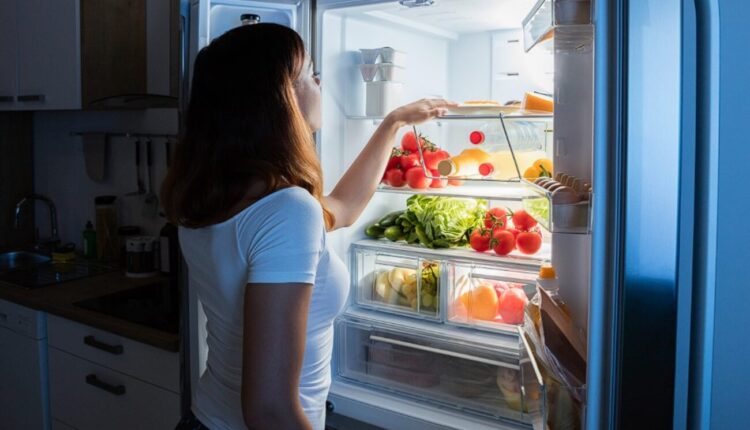 A geladeira é, sem sombra de dúvidas, a melhor invenção do homem entre todos os eletrodomésticos já criados até hoje. Seja para manter sua bebida em uma temperatura refrescante ou garantir a conservação ideal de sua comida, o aparelho é um item indispensável em qualquer cozinha. No entanto, existem alguns alimentos que devem passar bem longe do seu refrigerador. Saiba, logo abaixo, quais os seis produtos que você jamais deve guardar em sua geladeira.