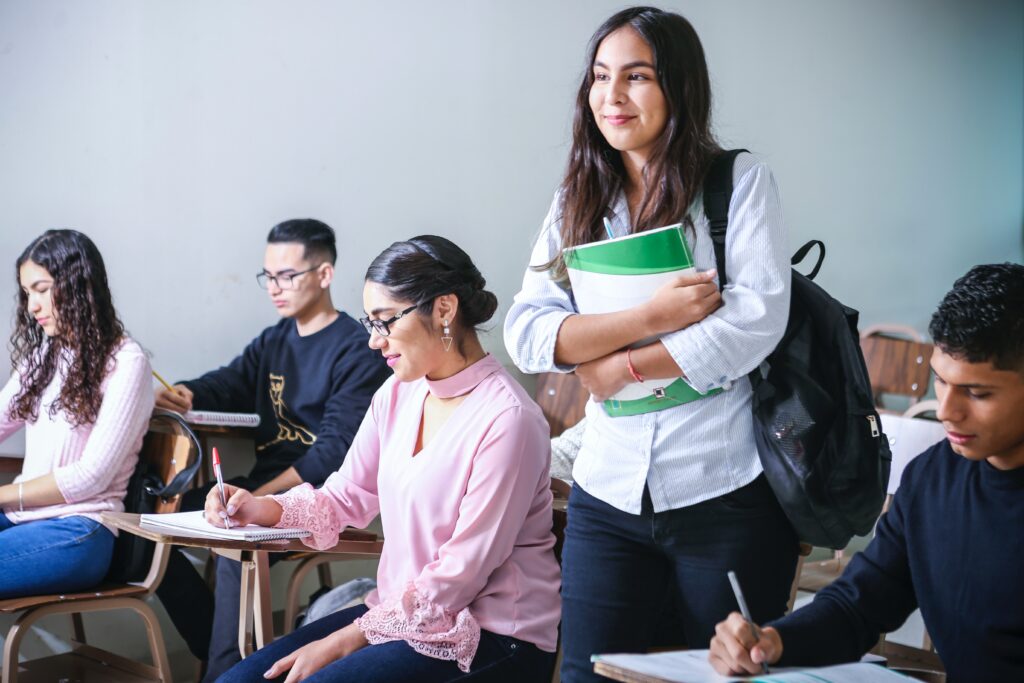 Uma pesquisa recente da ZipRecruiter destaca que profissionais que acabaram de sair das faculdades e que ingressam no mercado de trabalho com boas perspectivas de carreira e salários iniciais atrativos relatam maior satisfação com as escolhas acadêmicas que haviam feito anos antes. Saiba, a seguir, mais detalhes, sobre os 10 cursos de graduação que podem trazer satisfação profissional e financeira.