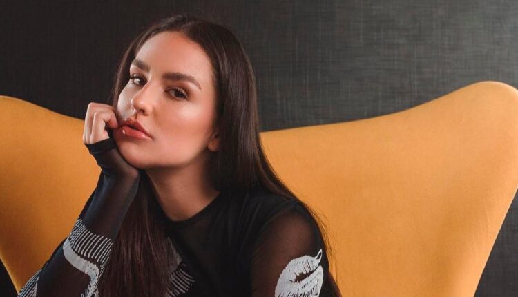 De volta e a mil por hora! A carismática atriz e influencer Kéfera Buchmann revelou, em recente vídeo do YouTube, que estará de volta na produção de novos conteúdos para o seu conhecido canal