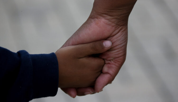 Reencontro com filho desaparecido foi resultado do amor e perseverança de mãe, que contou ainda com apoio de instituições públicas, como a Secretaria de Direitos Humanos e a Defensoria Pública. Continue a leitura para saber mais detalhes, a seguir, sobre a emocionante jornada de Dona Maria, em uma história de muita luta e emoção.