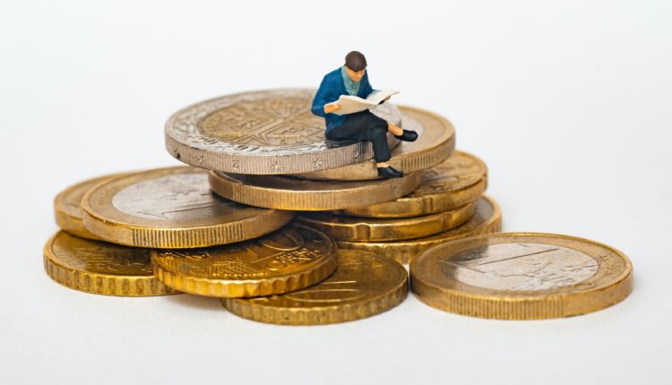 Até um tempo atrás, ter alguma moeda antiga que já está fora de circulação há um bom tempo, era um mero sinal de saudosismo ou apego aos bens materiais. No entanto, a venda de moedas raras tem vivenciado um período bem favorável financeiramente no Brasil, hoje em dia, especialmente após o lançamento das moedas comemorativas das Olimpíadas. Continue a leitura, logo abaixo, e saiba um pouco mais sobre uma valiosa moeda de 50 centavos.