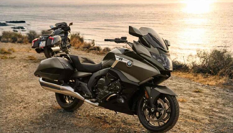Talvez você esteja acostumado a ver carros com preços que comprariam um apartamento à beira mar. No entanto, para quem ama a velocidade sobre duas rodas, o céu é o limite com o valor inacreditavelmente alto de certas motos, que se destacam pelo alto desempenho e itens de pura exclusividade e ostentação. Continue a leitura, a seguir, e saiba mais detalhes sobre três exemplos de motocicletas que disputam em par de igualdade com carros de luxo quando o assunto é preço.