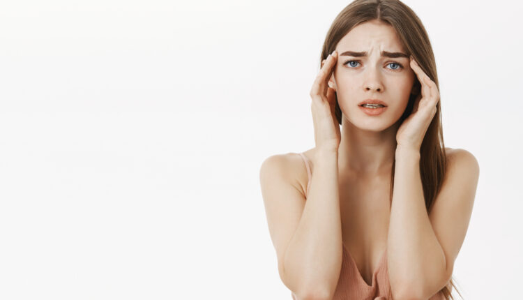 O período da Tensão Pré-Menstrual (TPM) é, sem sombra de dúvidas, um dos mais difíceis enfrentados pela maioria das mulheres, não apenas pela frequência com que ocorre, mas pelos efeitos psicológicos e físicos que afetam o bem-estar de todas que passam pelo desconforto todos os meses. No entanto, existem meios para tornar o período que antecede a menstruação um pouco mais suportável, seja em relação ao seu corpo como em sua mente. Continue a leitura, a seguir, e conheça cinco dicas realmente úteis para combater os males da TPM.