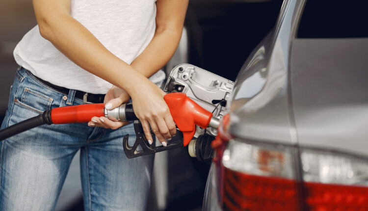 SURPRESA! Gasolina começa a cair de novo; veja o preço