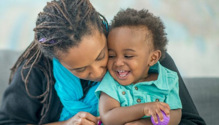 Mães solteiras que se encontrem em situação de vulnerabilidade financeira possuem, por direito, acesso a diversos auxílios de amparo social e econômico do governo federal, como o Bolsa Família, serviços de creche gratuitos e assistência social, que proporcionam a ajuda necessária para seu sustento e de seu bebê da gestação até os primeiros anos de vida da criança. Entenda, a seguir, alguns detalhes sobre um novo benefício destinado a essas mães, logo abaixo.