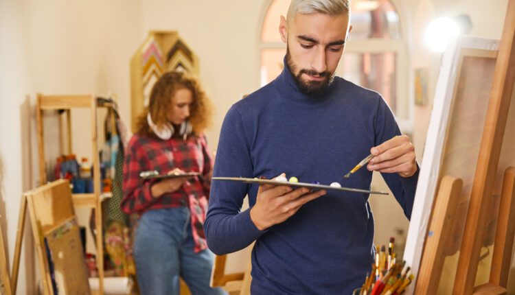 É fato e é triste que brasileiros da classe artística dificilmente possuem uma vida com boas remunerações e boas oportunidades profissionais no Brasil. Não é a toa que muitos artistas resolvem explorar novas oportunidades em países europeus, onde a profissão é inegavelmente valorizada, como é o caso de uma cidade italiana em especial. Saiba mais detalhes sobre a chance dos sonhos para quem quer morar fora e ainda ganhar muito bem por isso, logo abaixo.