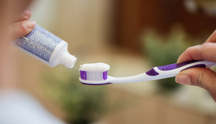 O cuidado com os dentes é essencial para a manutenção de uma vida saudável e a escolha da pasta de dente pode ter um fato decisivo para a garantia de uma higiene adequada. No entanto, a utilidade dos cremes dentais vão muito além, sendo muito úteis em diversas situações do dia a dia, economizando dinheiro e obtendo resultados satisfatórios. A seguir, saiba as 14 dicas para utilizar a pasta de dente e economizar um bom dinheiro.