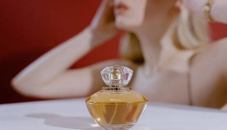 Os perfumes desenvolvidos exclusivamente para mulheres costumam ter características marcantes, deixando um rastro de mistério por onde o agradável aroma passe. No entanto, se falarmos de fragrâncias de alto padrão, o impacto será ainda mais marcante e dificilmente passará desapercebido. Saiba, a seguir, a lista de cinco perfumes exclusivamente feitos para mulheres que exalam o mais puro luxo.