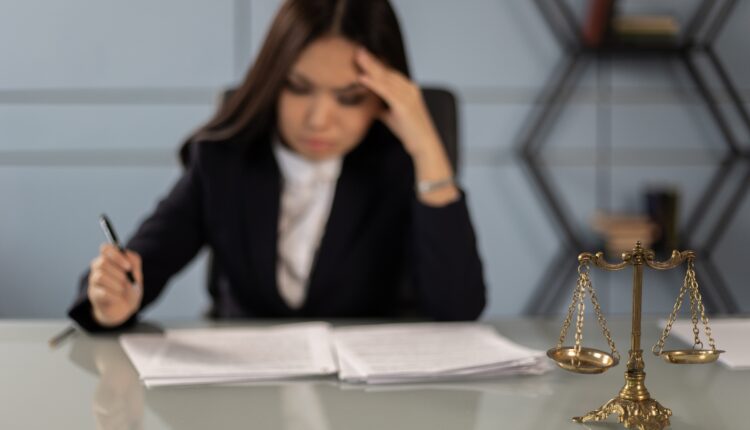 Em tempos onde a disputa pelo sucesso profissional é o objetivo da maioria das pessoas no mercado profissional, muitos chegam ao seu limite, sacrificando sua própria saúde mental em prol do trabalho. Diante de tamanha pressão, colaboradores adoecem e acabam sendo obrigados a se afastar do trabalho para que a situação não se agrave. Mas o que diz a lei em relação a aposentadoria por conta de doenças relacionados ao trabalho? Saiba mais detalhes, a seguir.