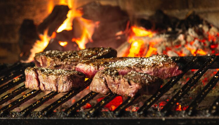 O cardápio do brasileiro deve melhorar nas próximas semanas. Durante o mês de agosto, houve uma marcante redução nos preços da carne bovina, tornando todos os tipos de cortes mais baratos para o consumidor. Continue a leitura, logo abaixo, e entenda, em detalhes, o que motivou a queda de preços da carne vermelha e o que esperar na alteração de preços nos supermercados.