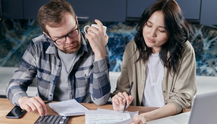 Talvez as dívidas que você infelizmente possui hoje em dia tenham sido fruto de uma má administração financeira, uma má sorte em seu negócio ou simplesmente o fato de ter ouvido as pessoas erradas em algum momento da sua vida. Com este pensamento em mente, separamos 8 mitos que você pode ter acreditado e que podem ter influenciado negativamente em suas finanças. Saiba quais são, a seguir.