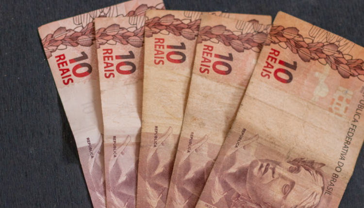 Ainda tem uma nota de R$ 10 de plástico? Ela vale MUITO