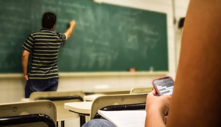 Em circunstâncias normais, o governo de São Paulo retém todos os meses o valor referente à contribuição do Instituto Nacional de Seguridade Social (INSS) na folha de pagamento dos professores estaduais, contudo, o benefício não tem refletido no sistema do governo federal, ocasionando problemas quando os professores precisam se afastar por motivos de saúde e não conseguem obter auxílio. Continue a leitura, a seguir, e entenda o drama de uma professora quem tem passado por sérios problemas financeiros por conta deste erro.