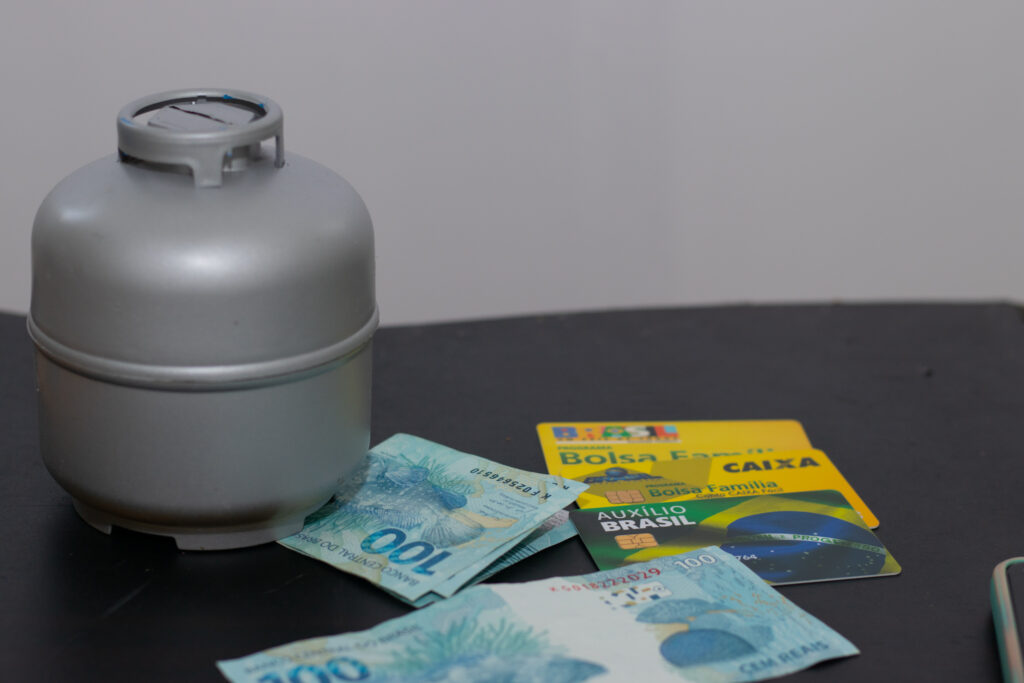 O programa de transferência de renda Auxílio Gás, também conhecido popularmente como Vale Gás, representa um importante recurso estratégico de proteção social, ajudando a garantir a segurança alimentar e nutricional das famílias mais vulneráveis, ao mesmo tempo em que contribui para a redução da desigualdade social no Brasil. Para o mês de outubro, o repasse já está confirmado pelo governo. Saiba mais detalhes sobre as datas de pagamento, a seguir.