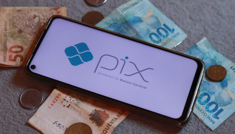 De acordo com as novas diretrizes impostas pelo Banco Central (BC), as instituições financeiras devem comunicar a todos os seus clientes sobre qualquer incidente de segurança envolvendo as chaves Pix - seja a instituição responsável pelo vazamento ou não, e independentemente da gravidade do incidente. Continue lendo, a seguir, para saber mais detalhes sobre as novas regras impostas.