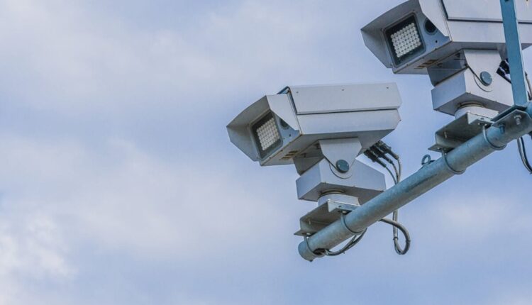Olhos abertos, motoristas! Os radares passaram por avanços tecnológicos expressivos e agora não apenas monitoraram a velocidade dos veículos e avanços de semáforo, como também passaram a ter a capacidade de detectar uma variedade de infrações que podem pegar a maioria dos 'pilotos' desprevenidos. Saiba mais sobre o super-radar, logo abaixo.