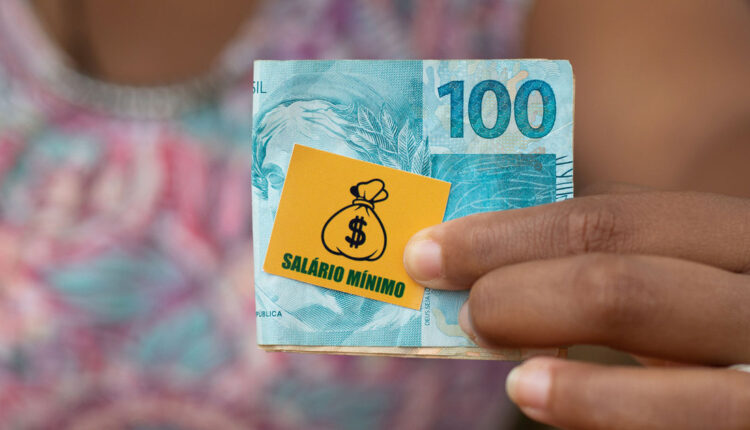 Um salário mínimo por mês dá direito ao Bolsa Família 2023/2024?