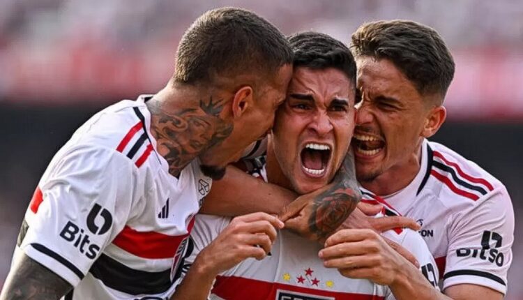 Após um empate de 1 a 1 com o Flamengo no último domingo (24), o São Paulo conquistou, pela primeira vez, o título da Copa do Brasil diante de sua torcida no Morumbi. Como havia vencido o primeiro jogo por 1 a 0 no Maracanã, o Tricolor só precisava de um empate em casa para garantir o título, e conseguiu justamente isso após 90 minutos de jogo.