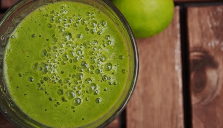 A agitação do dia à dia do brasileiro faz da nossa rotina uma realidade realmente cansativa. Segundo especialistas, a prática de exercícios físicos, além de uma alimentação equilibrada pode ajudar a recuperar a energia. No entanto, existem opções mais rápidas, como o suco energético, que se encaixa perfeitamente na correria do seu dia à dia. Confira, a seguir, uma receita deliciosa e saudável de suco verde que vai recarregar suas baterias!