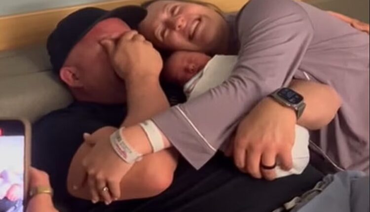 Se você tem facilidade de chorar, é bom respirar fundo antes de saber um pouco mais sobre a emocionante história que uma mãe registrou em um vídeo postado em sua conta da rede social TikTok. O momento digno de um filme viralizou na plataforma e já alcançou mais de 15 milhões de visualizações, além de 2 milhões de curtidas. Continue a leitura, a seguir, e saiba um pouco mais sobre o que aconteceu neste lindo momento em família.